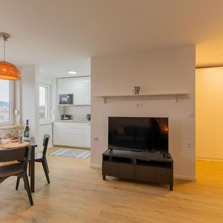 Elegant Tour As Studio Gilly With Open Views And A Balcony In The Center Ljubljana Buitenkant foto