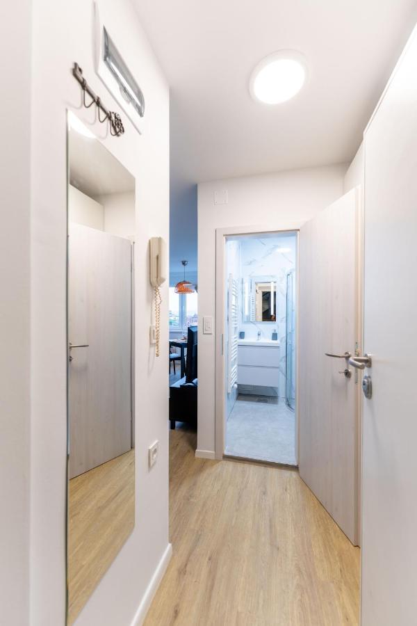 Elegant Tour As Studio Gilly With Open Views And A Balcony In The Center Ljubljana Buitenkant foto