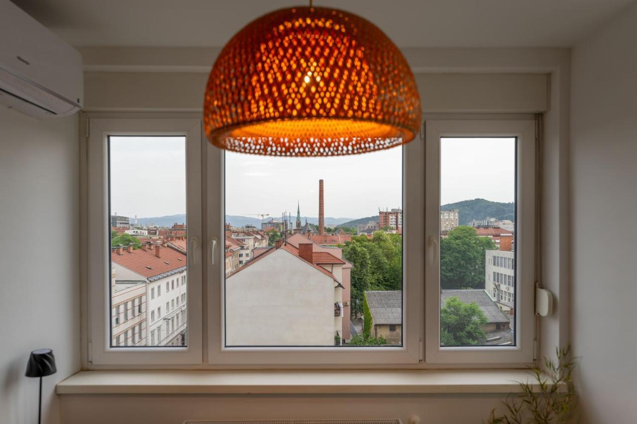 Elegant Tour As Studio Gilly With Open Views And A Balcony In The Center Ljubljana Buitenkant foto