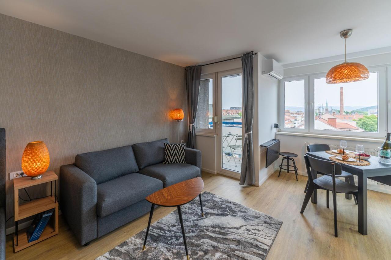 Elegant Tour As Studio Gilly With Open Views And A Balcony In The Center Ljubljana Buitenkant foto