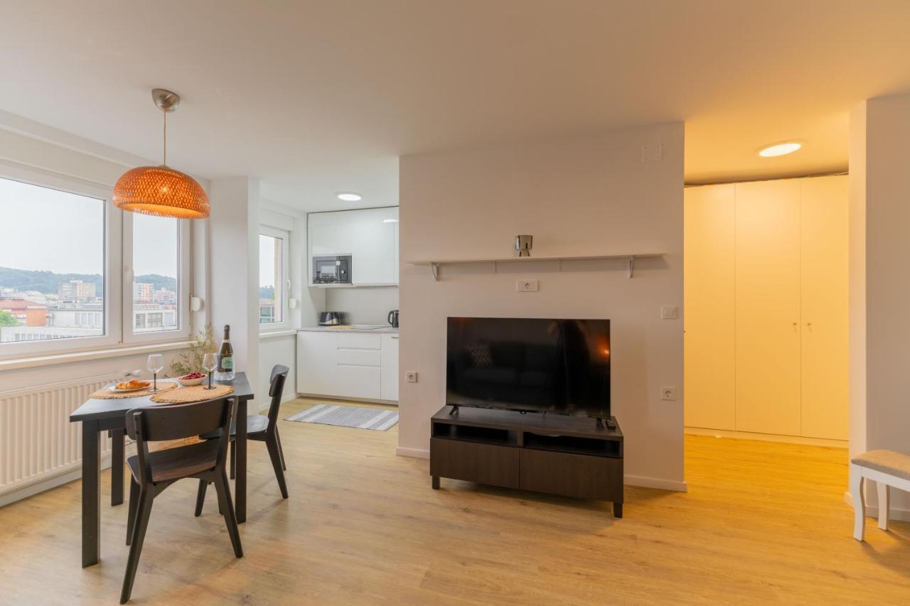 Elegant Tour As Studio Gilly With Open Views And A Balcony In The Center Ljubljana Buitenkant foto