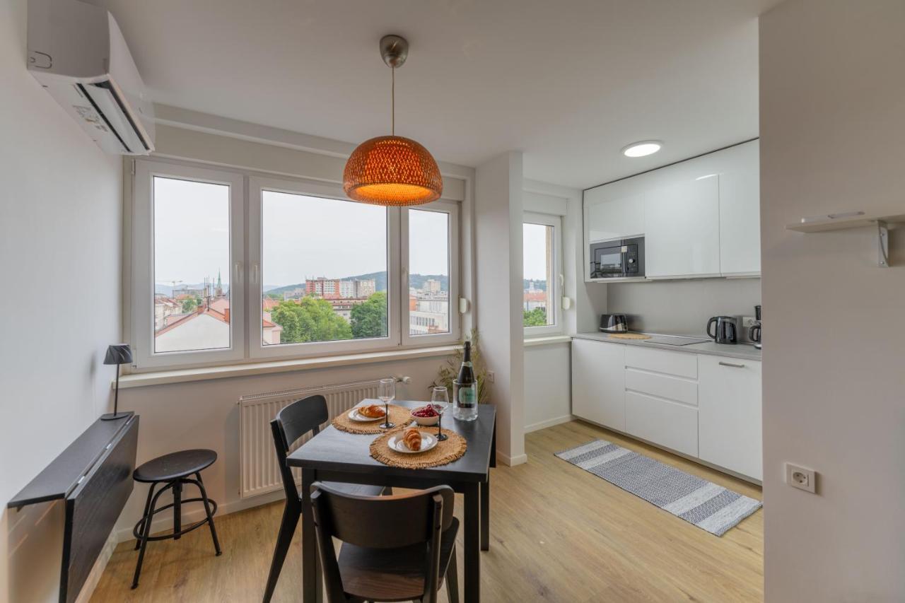 Elegant Tour As Studio Gilly With Open Views And A Balcony In The Center Ljubljana Buitenkant foto
